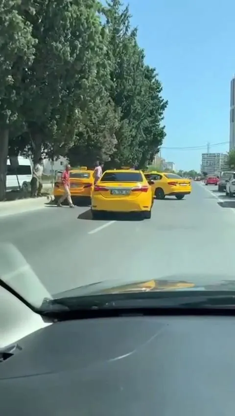 Esenyurt'ta taksici terörü! Yokuşta aracı kaldıramayan kadın sürücü adayına saldırdılar