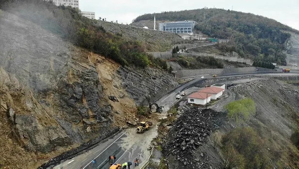 zonguldakta-heyelan-karayolu-gecici-sure-ulasima-kapandi-1618161585157.jpeg