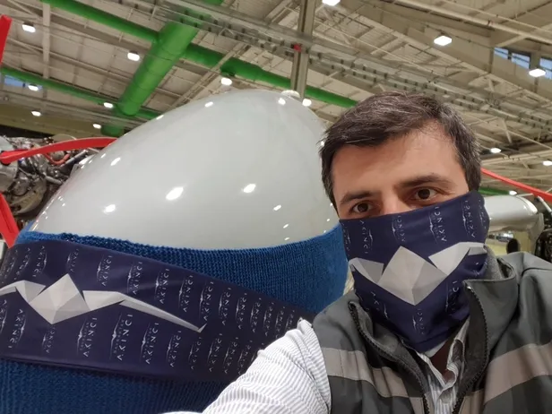 akinciya-maske-takan-selcuk-bayraktardan-evde-kal-cagrisi-1586543425259.jpeg Akıncı'ya maske takan Selçuk Bayraktar'dan 'evde kal' çağrısı-3