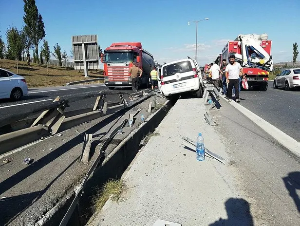 TEM'de feci kaza! Trafik felç! (İstanbul güncel yol durumu)-1