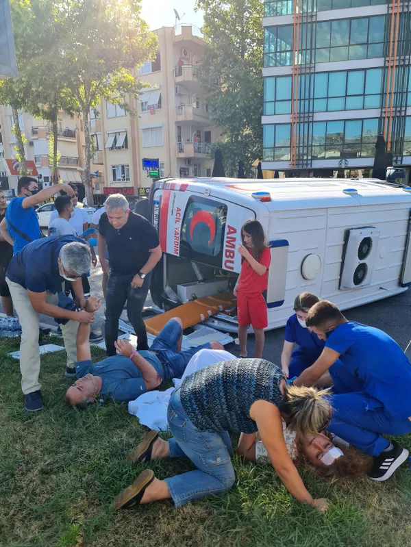 1627641038320.jpg Antalya'da ambulans ile otomobil çarpıştı: 6 yaralı-1