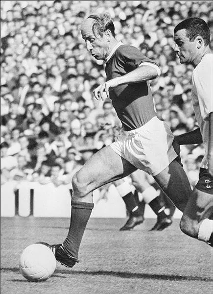 manchester-unitedi-yikan-olum-efsane-futbolcu-bobby-charlton-hayatini-kaybetti-1697902803481.jpeg Manchester United'ı yıkan ölüm! Efsane futbolcu Bobby Charlton hayatını kaybetti-2