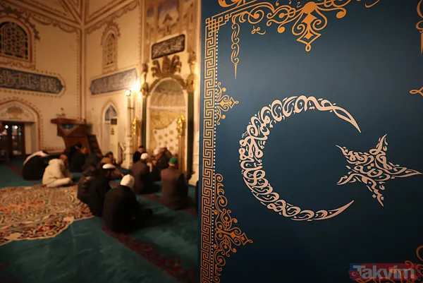 Regaib Kandili'nde eller semaya yükseldi! Vatandaşlar camilere akın etti: İşte il il o fotoğraflar... - 16