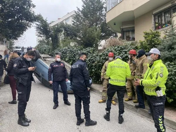 SON DAKİKA: Üsküdar’da korkutan kaza! Otomobil takla attı kadın sürücü yaralandı-4