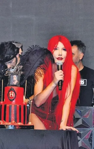 Hande Yener tepeden tırnağa kırmızıya büründü! "20 yaşına girmiş gibi oldum..."