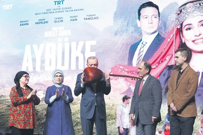 kulliyede-sehitlere-vefa-sehit-senay-aybuke-yalcinin-baglamasi-baskan-recep-tayyip-erdogana-emanet-1700778555570.jpeg Külliye'de şehitlere vefa! Şehit Şenay Aybüke Yalçın'ın bağlaması Başkan Recep Tayyip Erdoğan'a emanet-3