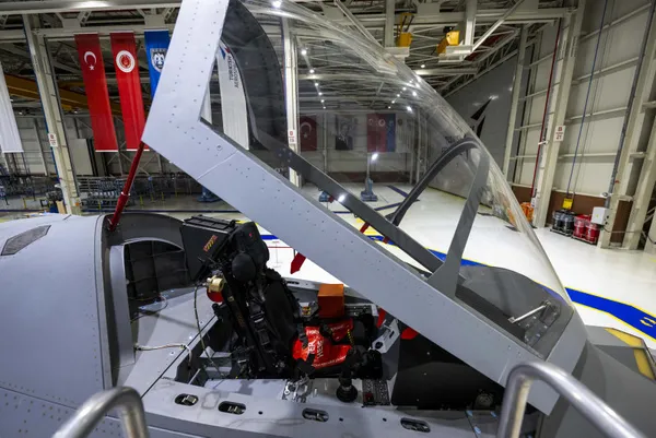 gozler-1-mayista-baskan-recep-tayyip-erdogan-milli-muharip-ucaka-ismini-verecek-1682775825100.jpg Gözler 1 Mayıs'ta: Başkan Recep Tayyip Erdoğan, Milli Muharip Uçak'a ismini verecek-6