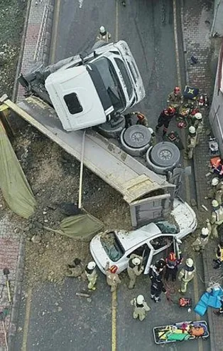 İstanbul'da hafriyat kamyonu dehşet saçtı! Otomobilin üzerine devrildi yol kapatıldı