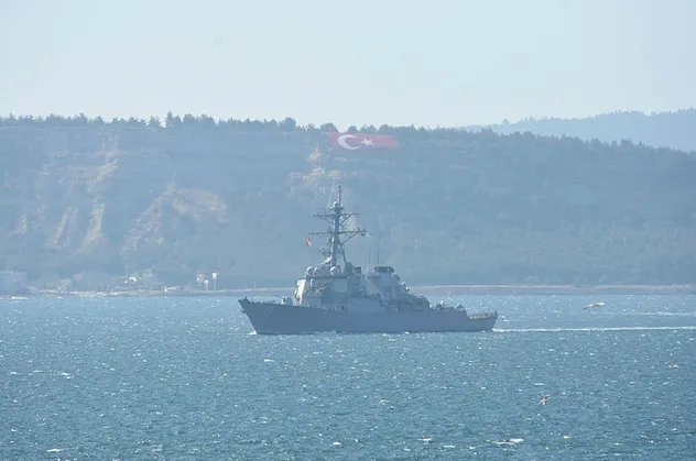 Çanakkale Boğazı'nda dikkat çeken hareketlilik! Savaş gemisi geçiş yaptı