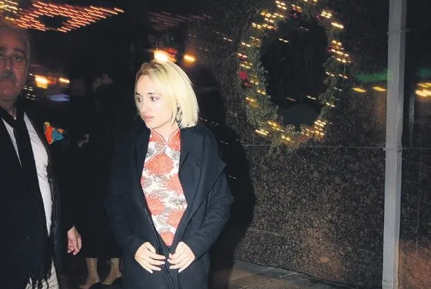 Üç korumayla geziyor