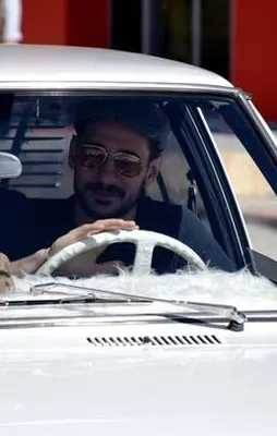 Gören dönüp bir daha bakıyor!