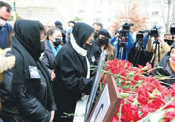 hoscakal-menekse-gozlu-yesilcamin-dort-yaprakli-yoncasindan-fatma-girike-gozyaslariyla-veda-1643310346961.jpeg Hoşçakal menekşe gözlü! Yeşilçam'ın dört yapraklı yoncasından Fatma Girik’e gözyaşlarıyla veda-7