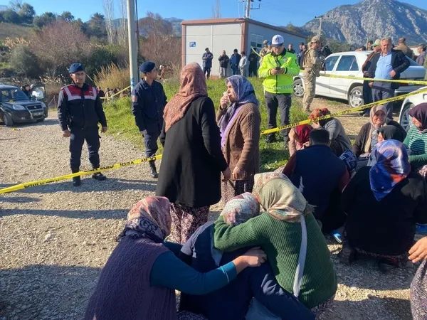 antalyada-kan-donduran-cinayet-otomobile-kursun-yagdirdi-3-olu-1-yarali-1675343137822.jpeg