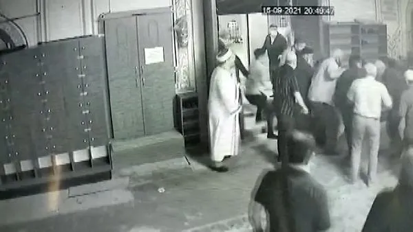 sultangazide-skandal-alkollu-sahis-camide-imam-ve-cemaate-saldirdi-1631900939404.jpeg Sultangazi'de skandal! Alkollü şahıs camide imam ve cemaate saldırdı-3