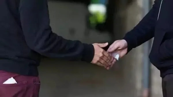 avrupada-uyusturucu-trafigi-pkknin-elinde-ceteler-ingilterede-cirit-atiyor-1668521695683.jpeg Avrupa'da 'uyuşturucu trafiği' PKK'nın elinde: Çeteler İngiltere'de cirit atıyor-9