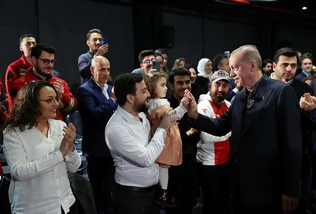 baskan-recep-tayyip-erdogan-samsunda-genclerle-bir-arada-1670780061420.jpeg Başkan Recep Tayyip Erdoğan Samsun'dan Yunanistan'ı uyardı: Rahat durmazlarsa TAYFUN Atina'yı vurur-4