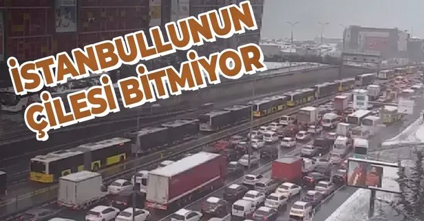 Son dakika: İstanbullunun çilesi bitmiyor! Beylikdüzü’nde aniden bastıran kar metrobüs seferlerini vurdu... YOL DURUMU