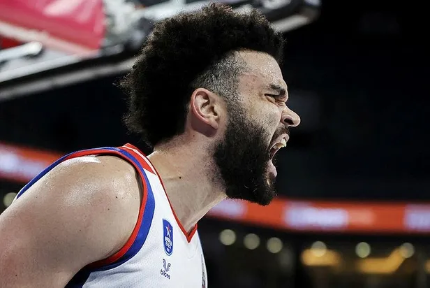 Anadolu Efes final serisi 4. maçında konuk ettiği Fenerbahçe Beko'yu 87-78 yenerek finale yükseldi-4