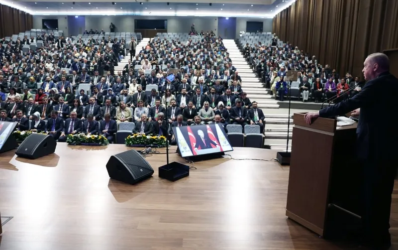 baskan-erdogandan-yeni-anayasa-mesaji-10-hukukcu-arkadasimi-gorevlendirdim-1748353413877.jpeg Başkan Recep Tayyip Erdoğan, AK Parti Genişletilmiş İl Başkanları Toplantısı'nda konuştu (AA)