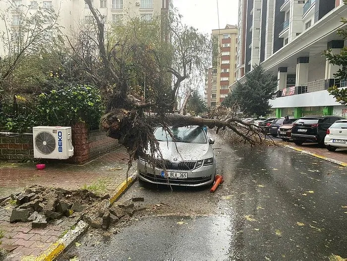 istanbulu-saganak-yagis-vurdu-araclar-yollarda-mahsur-kaldi-iett-otobusunu-su-basti-yolcular-ayakta-durmakta-z-1702739030806.jpeg İstanbul'u sağanak yağış vurdu! Araçlar yollarda mahsur kaldı | İETT otobüsünü su bastı: Yolcular ayakta durmakta zorlandı-9