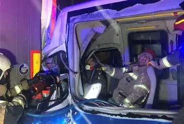 Yolcu minibüsü tıra arkadan çarptı: 4 yaralı