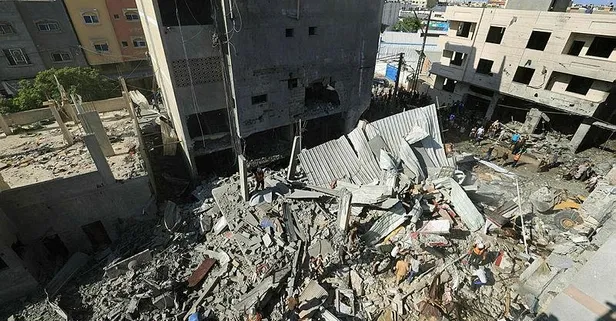 Gazze'den yürek yakan görüntüler! Soykırımcı İsrail'in bombardımanı sonrası enkaz altında kalan genci böyle kurtardılar