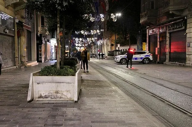 İstiklal Caddesi yeniden yaya trafiğine açıldı: Beton saksıların bankları söküldü!