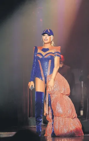 Ajda Pekkan moda kurbanı oldu! Kurye gibi giyindi...