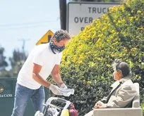 Cindy Crawford’un eşi Rande Gerber, Malibu’da evsiz insanlara yemek dağıttı