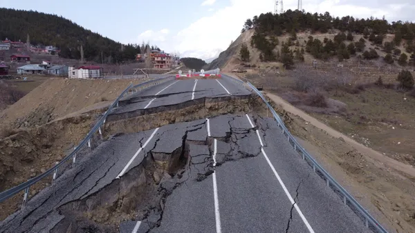 dehset-goruntuleri-asfalt-yol-asfalt-yol-coktu-1648708847625.jpg Dehşet görüntüleri! CHP'li Adana belediyesinde asfalt yol çöktü-3