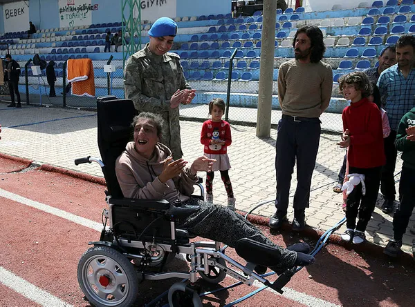 yurekleri-isitan-anlar-mehmetcikten-engelli-depremzedeye-akulu-sandalye-hediyesi-1680608637401.jpg Yürekleri ısıtan anlar: Mehmetçik'ten engelli depremzedeye akülü sandalye hediyesi!-6
