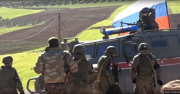Son dakika: AA görüntüledi! Rus askerleri ile YPG'lilerden Münbiç'te ortak devriye-6
