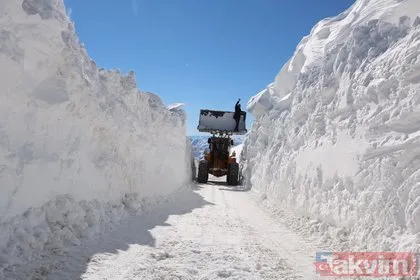 Hakkari Yüksekova’da askeri üs bölgelerinin yolu 4 günde açıldı! 8 metreyi aşan kar kalınlığı