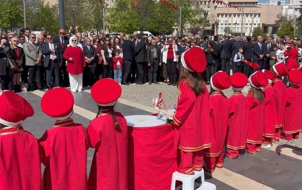 cocuklarin-mehter-gosterisini-yarida-kestiler-1777113709896.jpeg Çocukların mehter gösterisinde skandal müdahale! Müziği kestiler-4