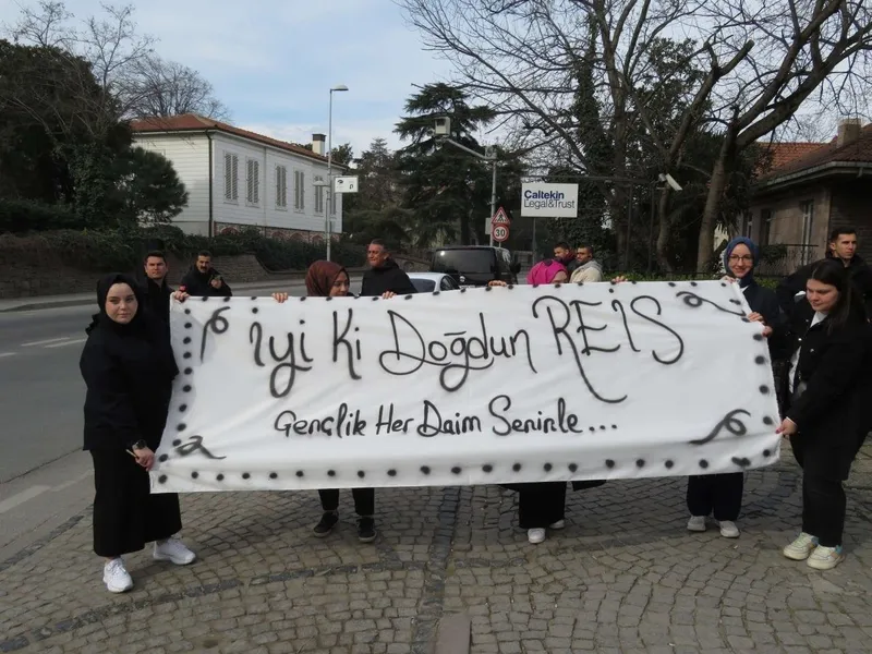 baskan-erdogana-dogum-gunu-surprizi-pastayla-karsilandi-iyi-ki-dogdun-reis-1708941761199.jpeg Başkan Erdoğan'a doğum günü sürprizi... Pastayla karşılandı: İyi ki doğdun reis-6