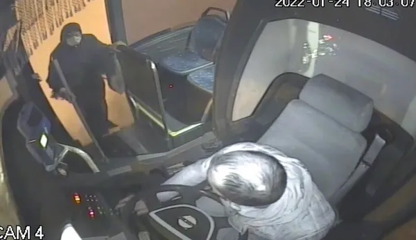 yasli-kadin-catidan-dusen-kar-kutlesinden-saniyelerle-kurtuldu-1643114660199.jpg Yaşlı kadın çatıdan düşen kar kütlesinden saniyelerle kurtuldu-2