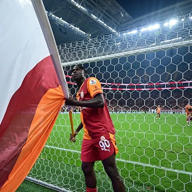 Wilfried Singo üçlü çektirdi