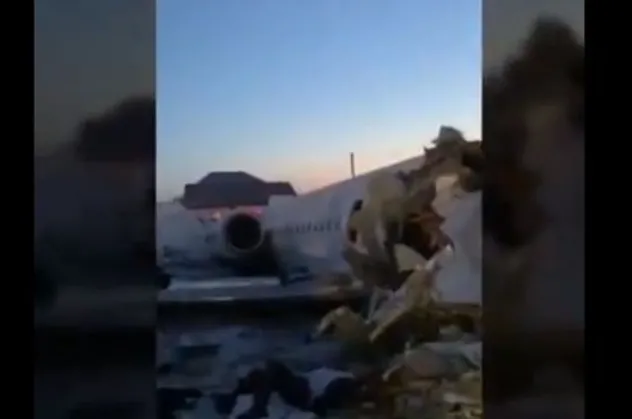 Kazakistan'da yolcu uçağı düştü!