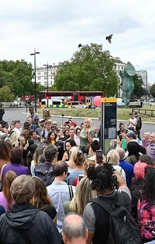 Maske karşıtı yüzlerce kişi protesto için bir araya geldi!