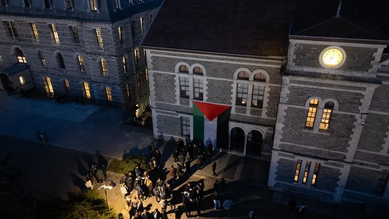 bogazici-universitesinde-geleneksel-ramazan-iftari-once-oruclarini-actilar-sonra-saf-tuttular-1741669551717.jpeg Boğaziçi Üniversitesi'nde 10. Geleneksel Ramazan iftarı düzenlendi (X)