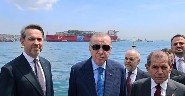 Türkiye'nin ilk yüzer platformu Osman Gazi İstanbul Boğazı'ndan geçti! Başkan Erdoğan Dolmabahçe'den uğurladı