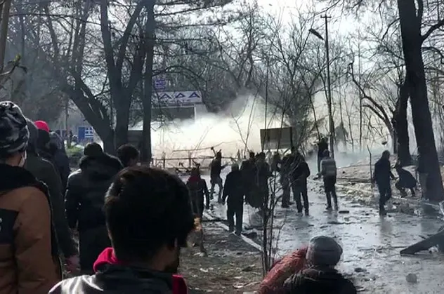 Yunanistan'dan göçmenlere sert müdahale! TOMA ve gaz bombasıyla...