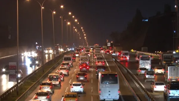 istanbulda-trafik-cilesi-haftanin-ilk-gunu-trafik-yuzde-45u-gordu-1636955715902.jpg İstanbul'da trafik çilesi! Haftanın ilk günü trafik yüzde 45'i gördü-4