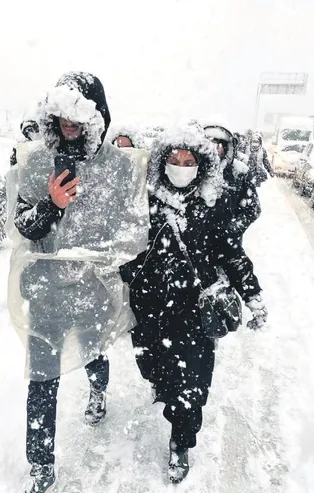 İstanbul'da beklenen kar yağışı geldi! Kar kalınlığı bazı bölgelerde 20 santimetreye yaklaştı