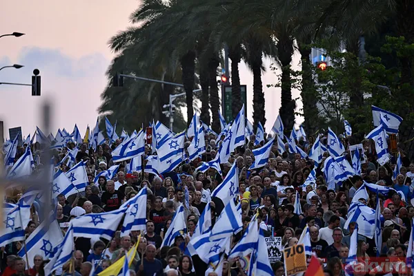 Tel Aviv'de isyan ateşi büyüyor! Katil Netanyahu'nun istifası için on binlerce İsrailli yine sokaklara akın etti - 12