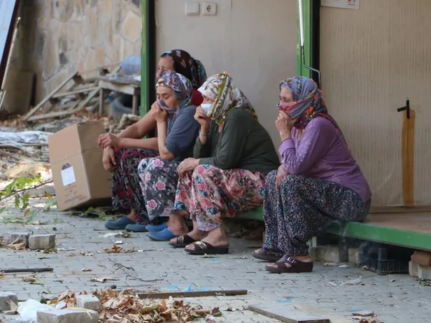 CHP'li Torbalı Belediyesi'nde büyük skandal! Üreticilerin pazarı vinçle yıkıldı-2
