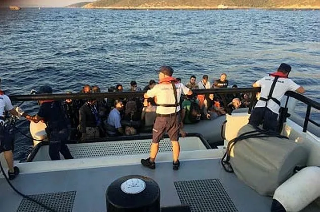 İzmir Çeşme'de lastik botlarda 75 kaçak göçmen yakalandı