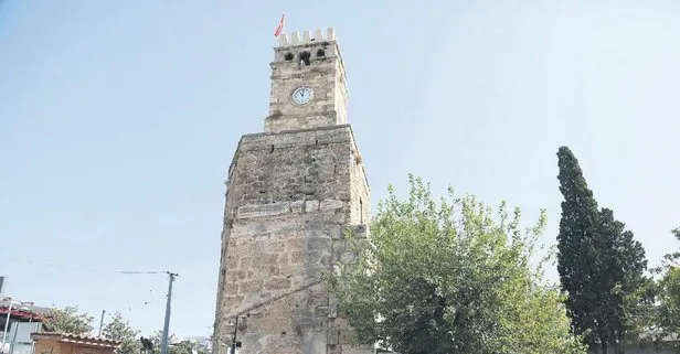 Antalya’da restorasyonu yapılan tarihi kaleye ait saatlerin çalınarak, yerine plastiklerin takıldığı anlaşıldı