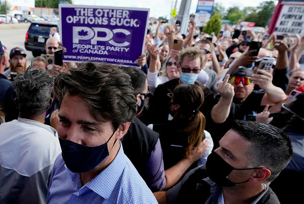 kanada-basbakani-trudeau-secim-ziyaretinde-taslandi-1630996020187.jpg Kanada Başbakanı Trudeau seçim ziyaretinde taşlandı-2