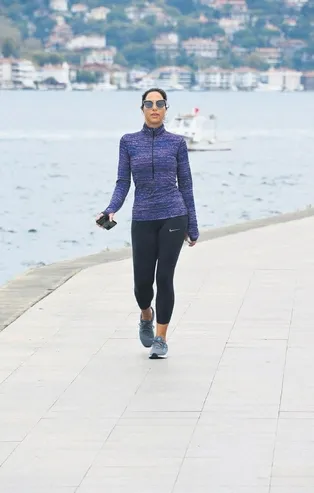 Hülya Avşar'ın kızı Zehra maskesiz görüntülendi!